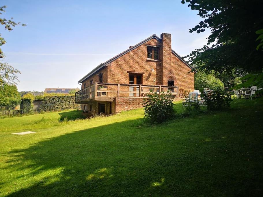 an old brick house on a green field at Maison familiale avec jacuzzi et jardin au calme in Sprimont