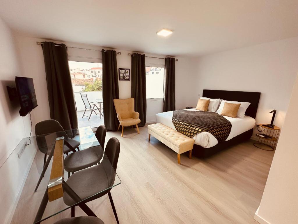 Postel nebo postele na pokoji v ubytování Living Funchal iNN
