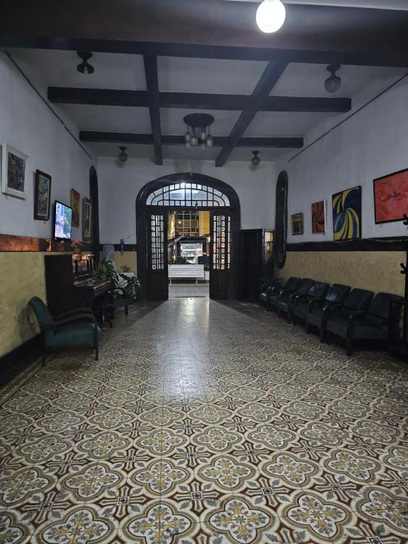 een grote kamer met een lobby met banken en een grote deur bij Várzea Palace Hotel in Teresópolis