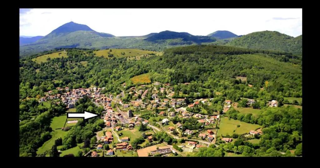 - une vue aérienne sur un village dans les montagnes dans l'établissement Volca'séjour, à Orcines