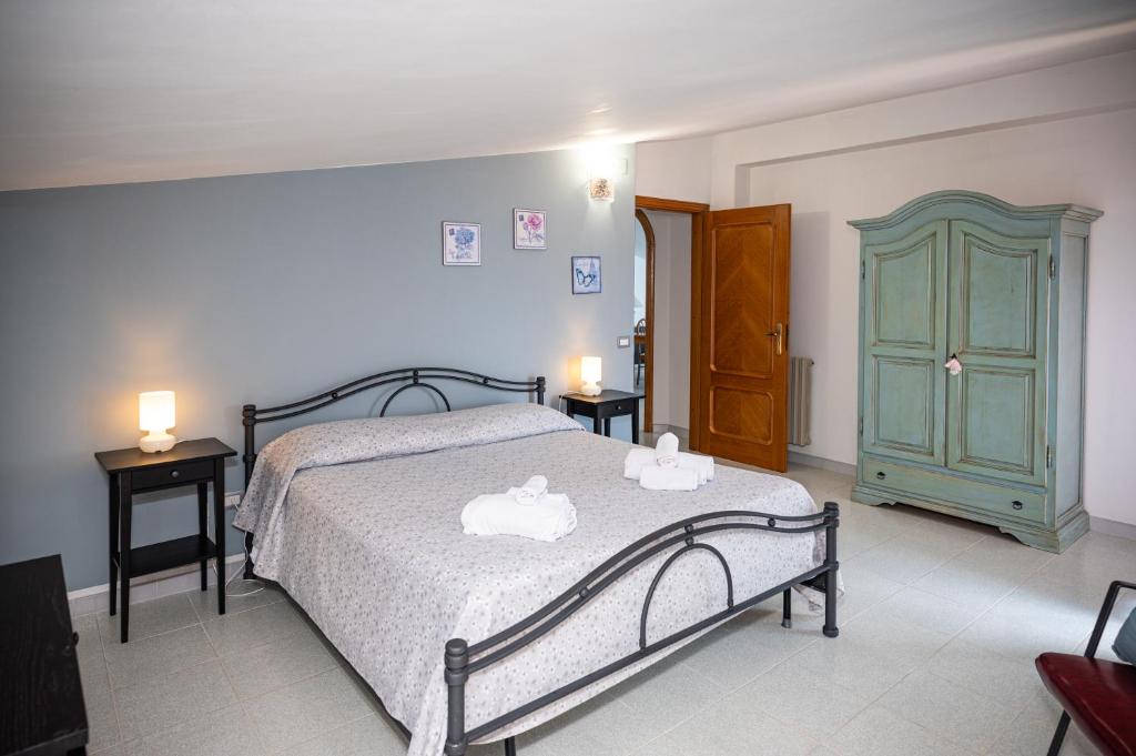 a bedroom with a bed with two towels on it at La Casa del Maestro Attico in Pisciotta