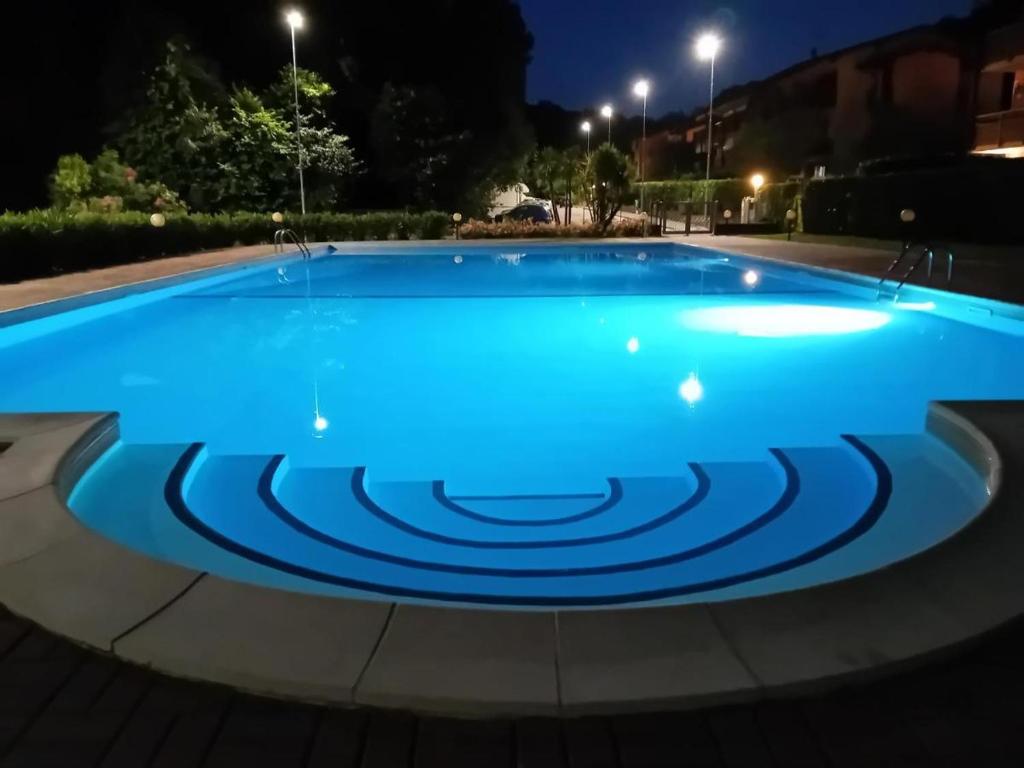 בריכת השחייה שנמצאת ב-Holiday-Home-Desenzano או באזור