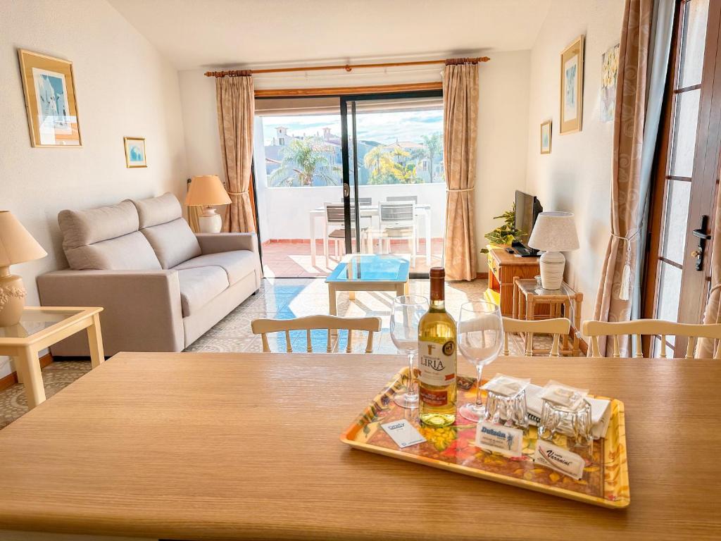 una bottiglia di vino seduta su un tavolo in soggiorno di Apartment 219 - Amarilla Golf a San Miguel de Abona