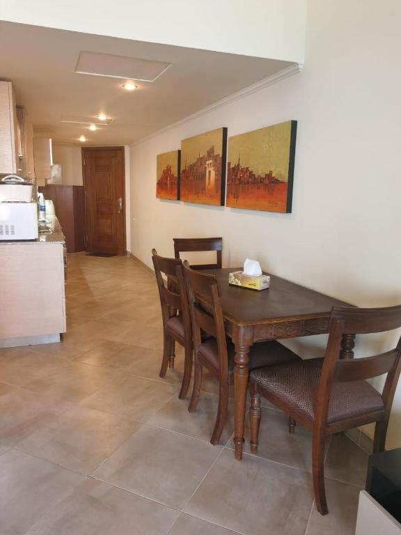 Kuchyň nebo kuchyňský kout v ubytování Porto Sokna Pyramids booking sea view apartment family only