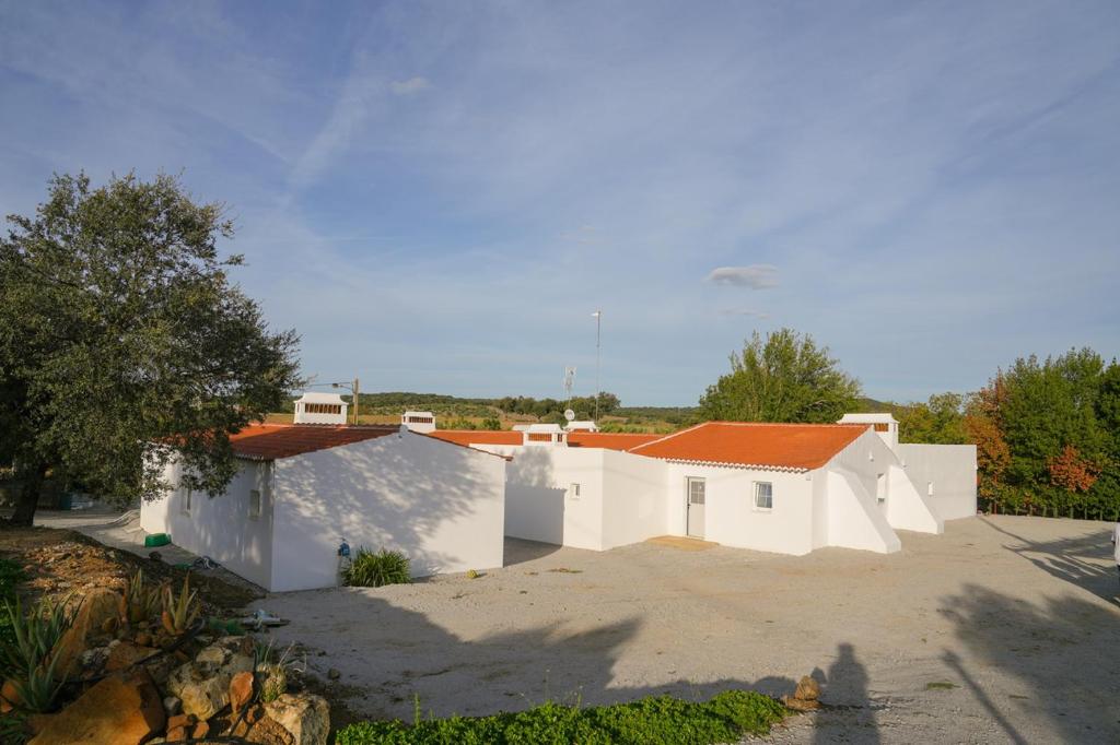 uma casa branca com um telhado laranja em Quinta do Freixo em Elvas