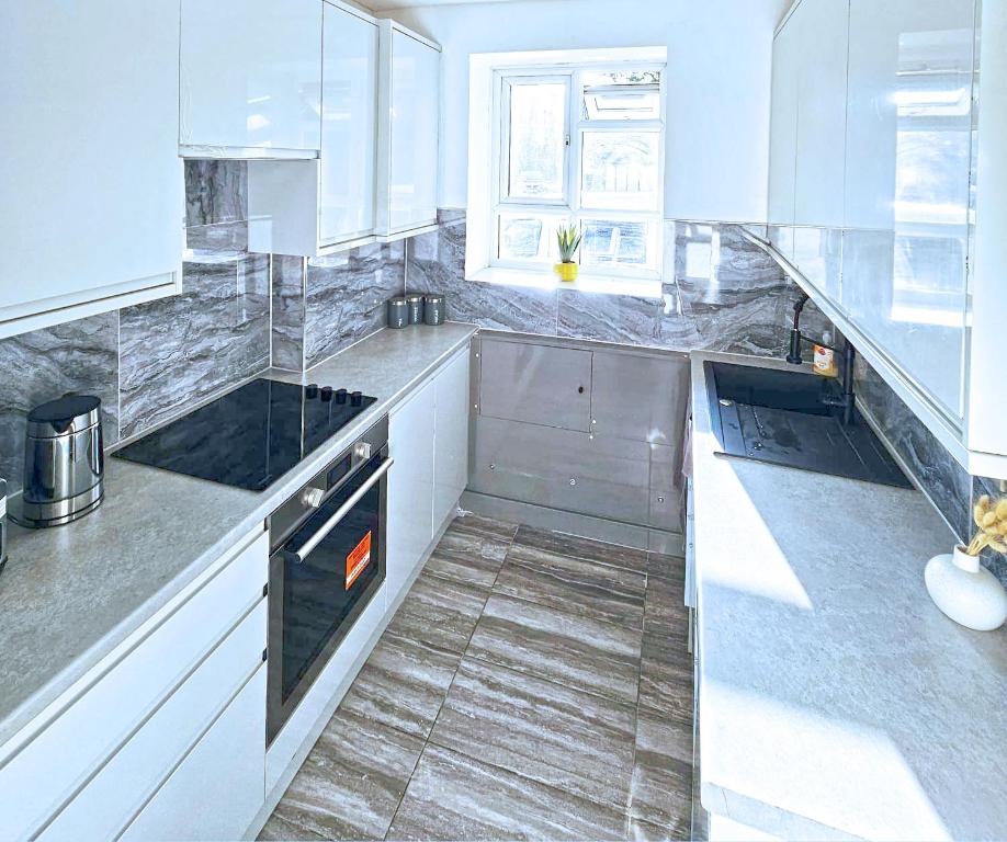 Virtuvė arba virtuvėlė apgyvendinimo įstaigoje Modern Finsbury Park Apartment