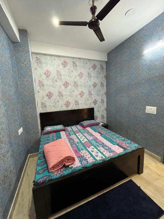 Postel nebo postele na pokoji v ubytování Prabhu Sadan home stay