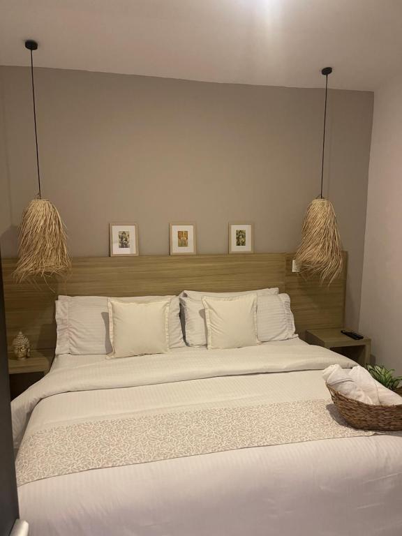 Postel nebo postele na pokoji v ubytování Moet Medellin Hotel