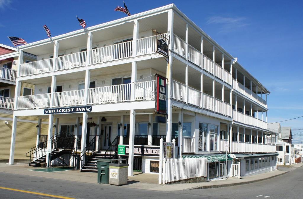 un edificio blanco al lado de una calle en Hillcrest Inn en Hampton Beach