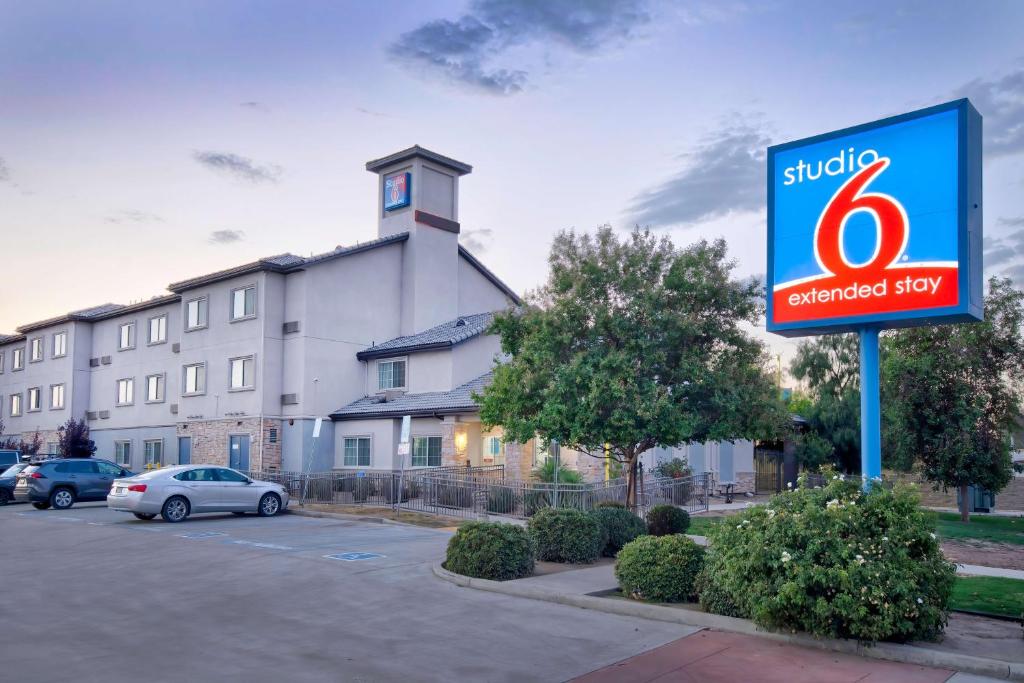 un panneau devant un bâtiment dans l'établissement Studio 6-Bakersfield, CA, à Bakersfield