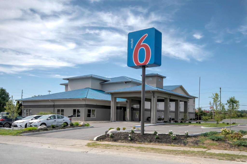 una gasolinera con un cartel delante en Motel 6 Walton, KY - Richwood - Cincinnati Airport South, en Walton