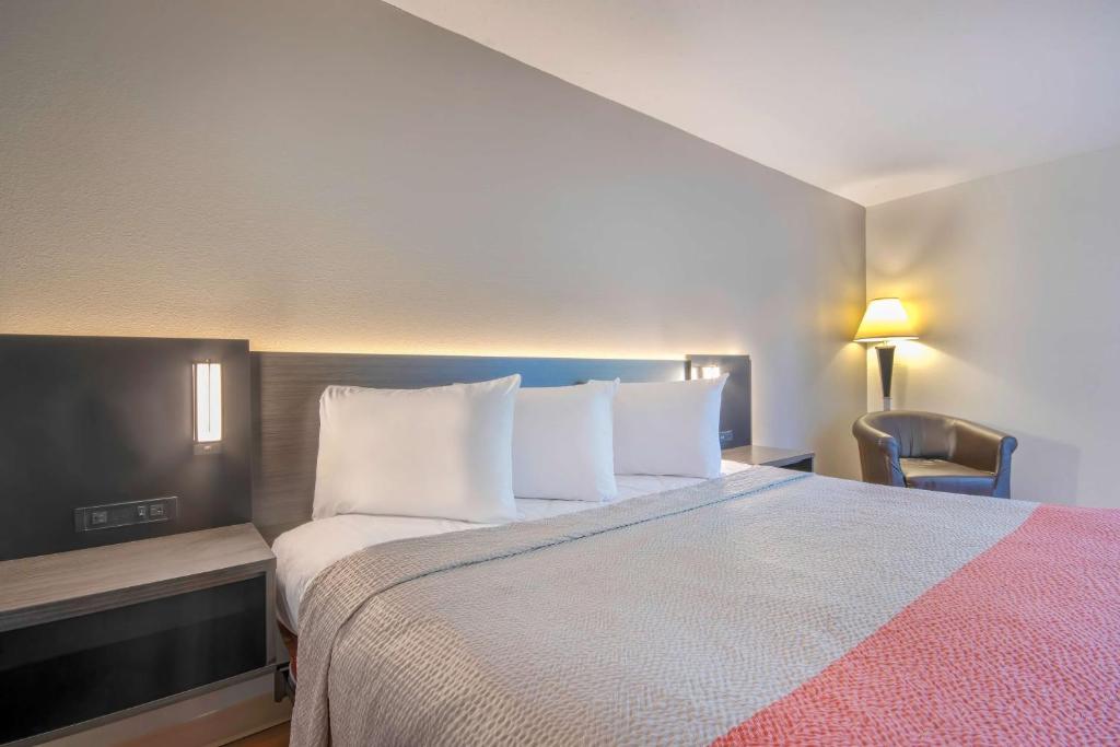 Motel 6 Walton, KY - Richwood - Cincinnati Airport South - King Room - Non-Smoking