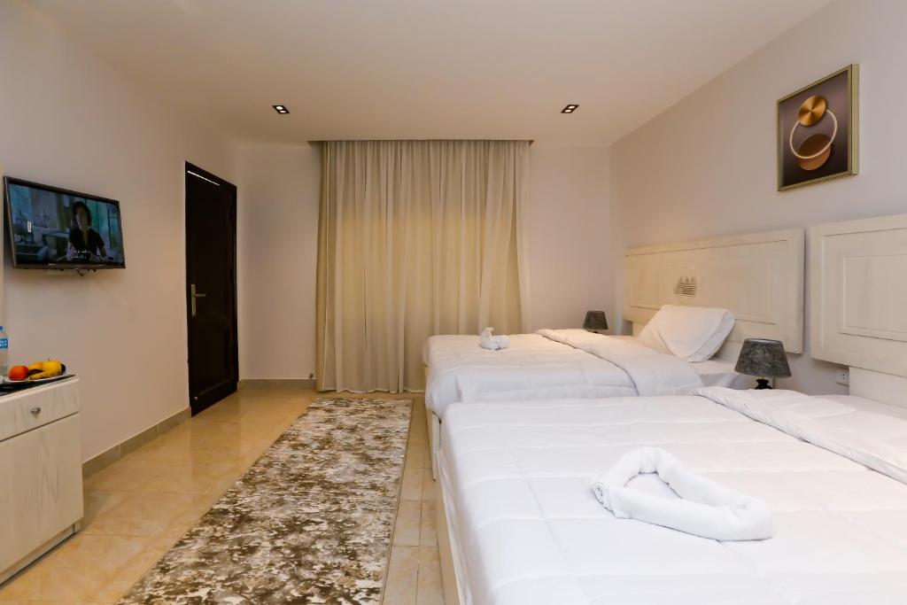 Postel nebo postele na pokoji v ubytování Pyramids Land Hotel