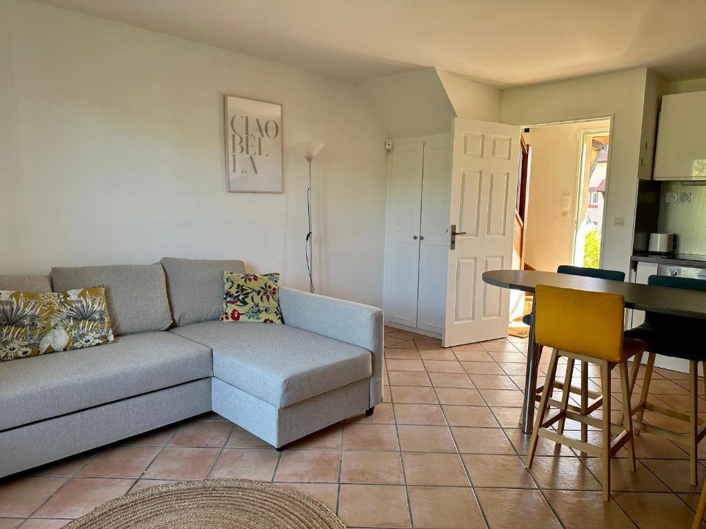 - un salon avec un canapé et une table dans l'établissement Le cosy cottage d'Alex, à Ardon