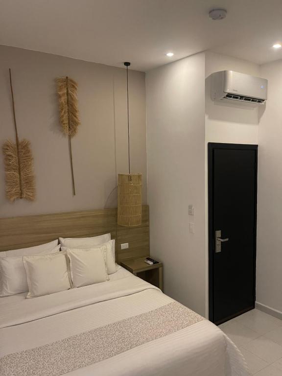 Postel nebo postele na pokoji v ubytování Moet Medellin Hotel