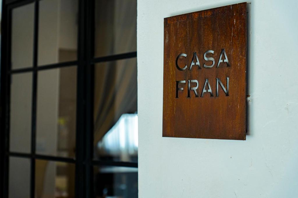 Znak z napisem "casa firm" na ścianie w obiekcie Casa Fran w mieście General Villegas