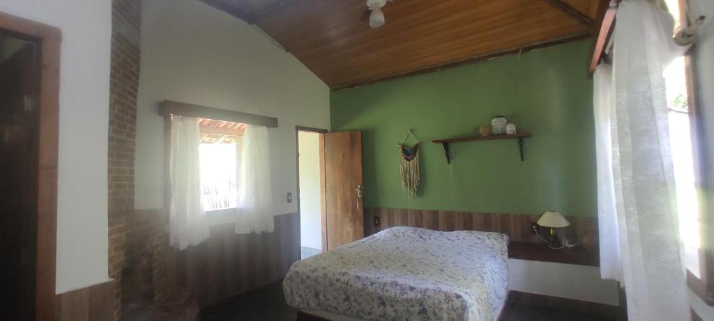 um quarto com uma cama num quarto com uma janela em Fazenda Tapinuã em Silva Jardim