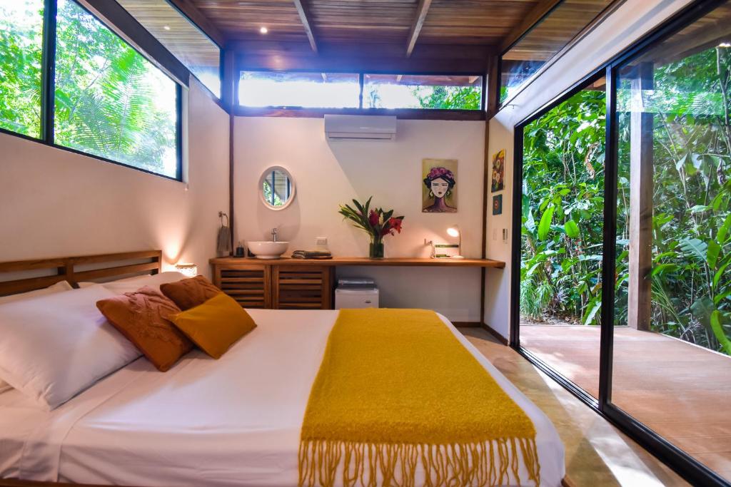 Una cama o camas en una habitación de Satta Lodge