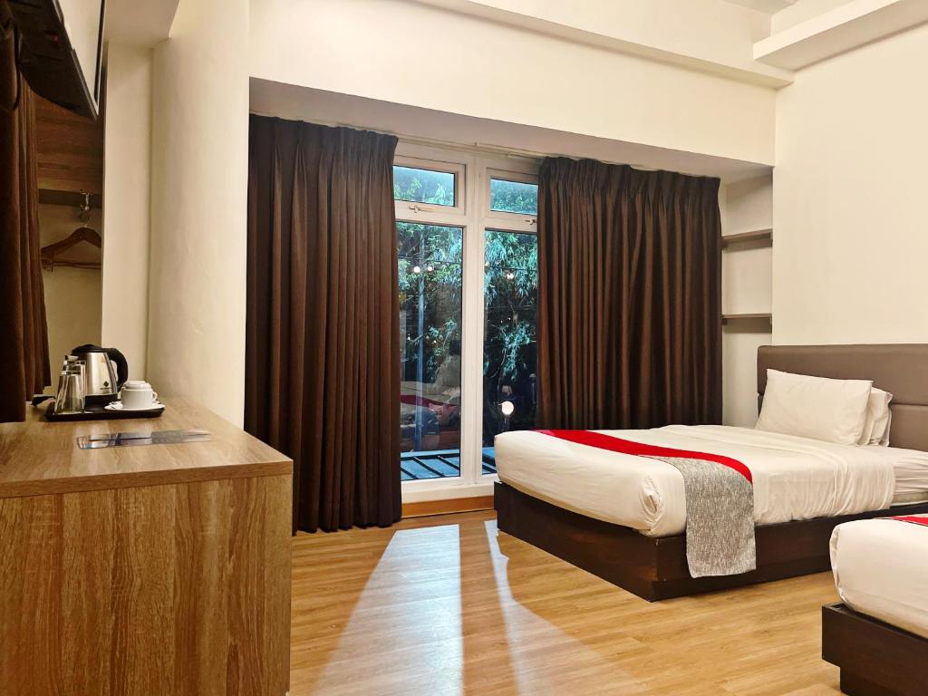 馬尼拉的住宿－Airo Hotel Manila，酒店客房设有两张床和窗户。