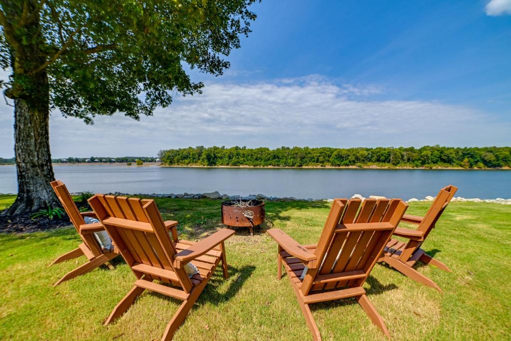 zwei Stühle und ein Grill neben einem See in der Unterkunft Lovely Lakefront Apartment with Boat Ramp Access in Clifton