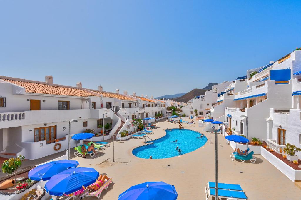 洛斯克里斯蒂亞諾斯的住宿－Port Royal ocean view apartment in Los Cristianos，度假村游泳池的图片