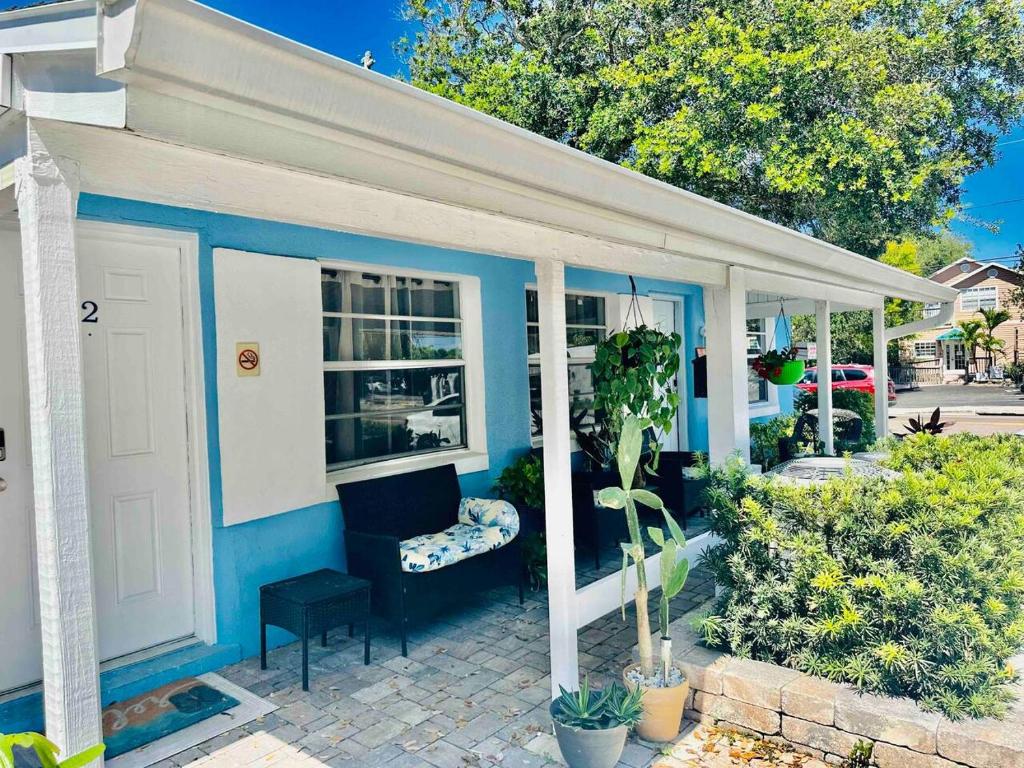 Casa azul y blanca con porche en Blue Water Beachside Villa 1 en Clearwater Beach