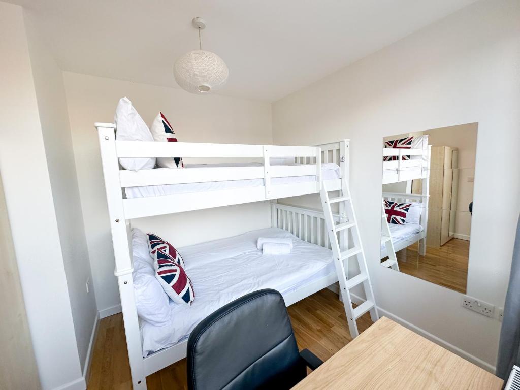 Zimmer mit 2 Etagenbetten und einem Stuhl in der Unterkunft Euston flat in London