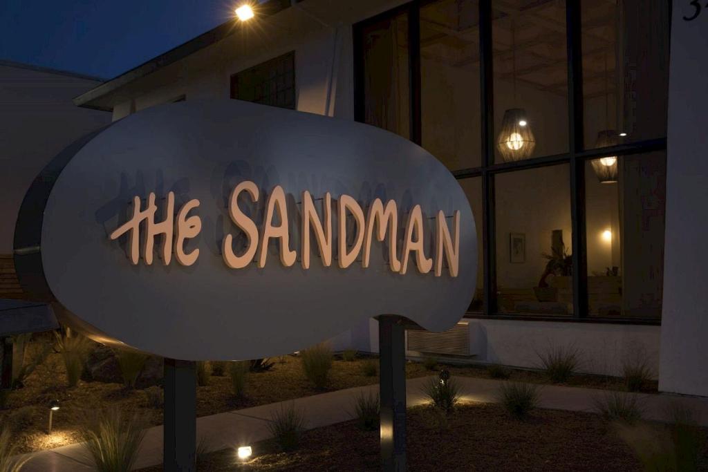 una señal que dice el santaran frente a un edificio en Sandman Hotel en Santa Rosa
