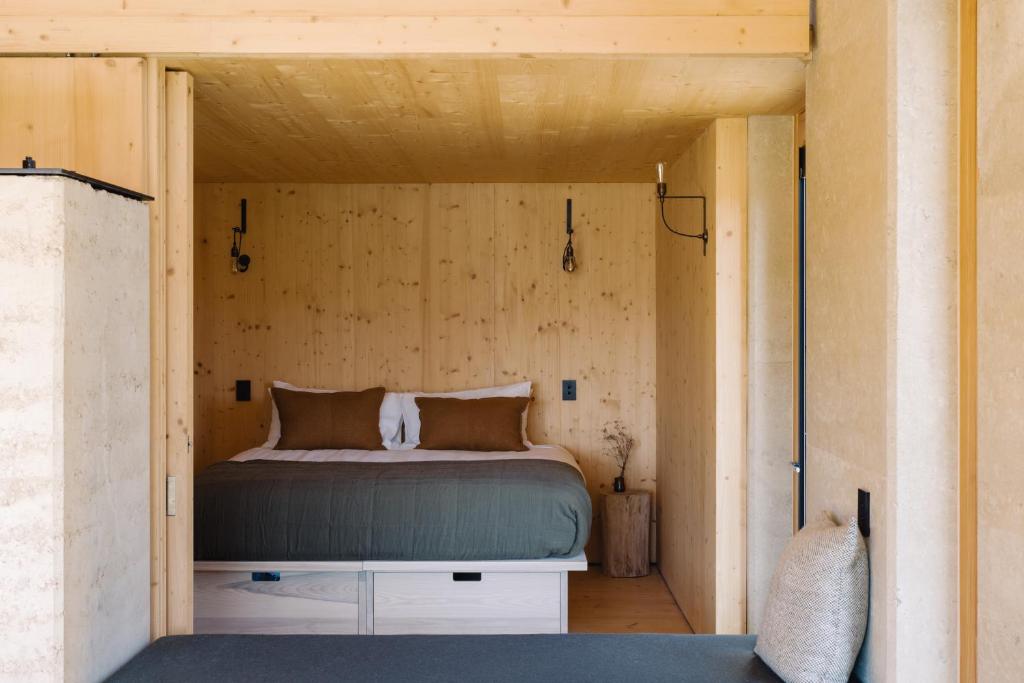 Postel nebo postele na pokoji v ubytování Jacks Point - Earth House
