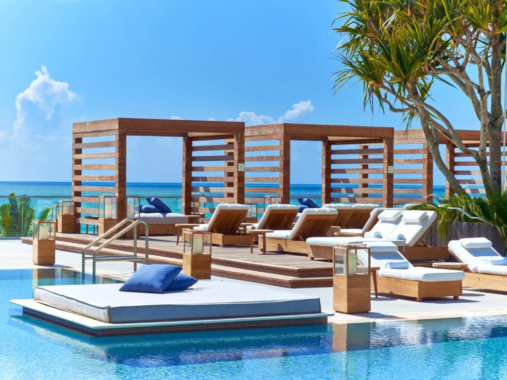 Der Swimmingpool an oder in der Nähe von 1 Hotel South Beach