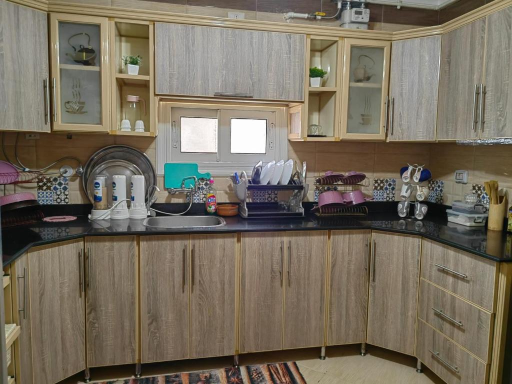 Dapur atau dapur kecil di شقة الراحة بمدينتي مصر