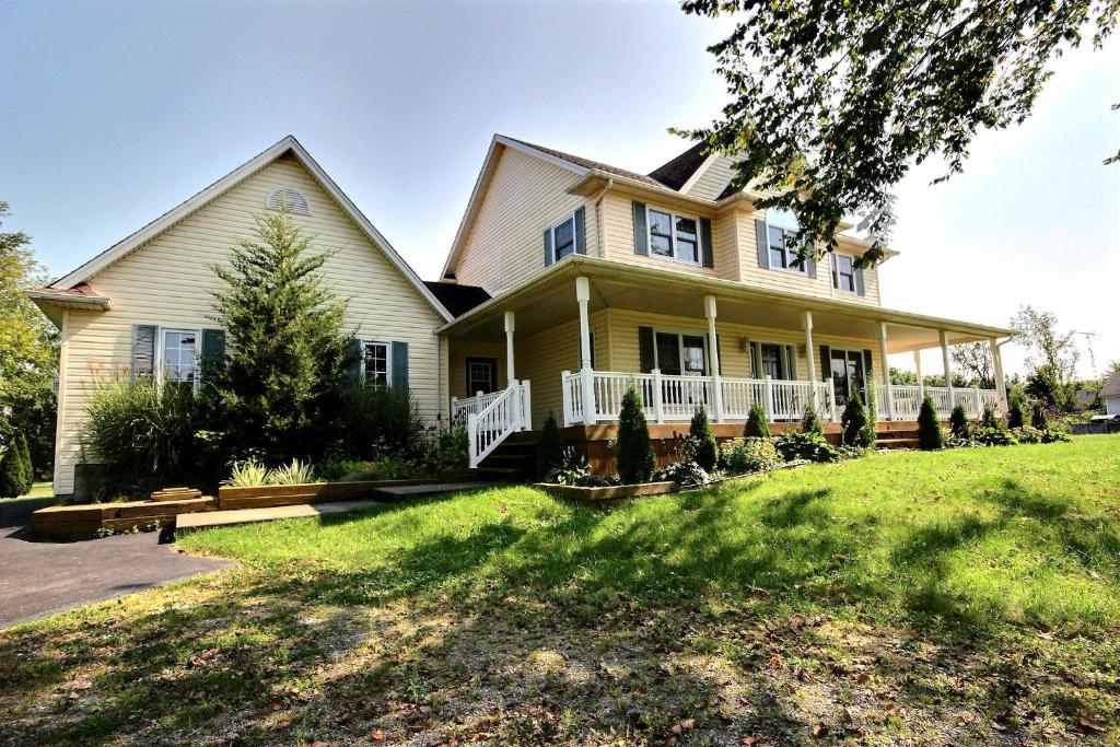 Luxury Country Villa 15 Mins from Majestic Niagara Falls, Niagara