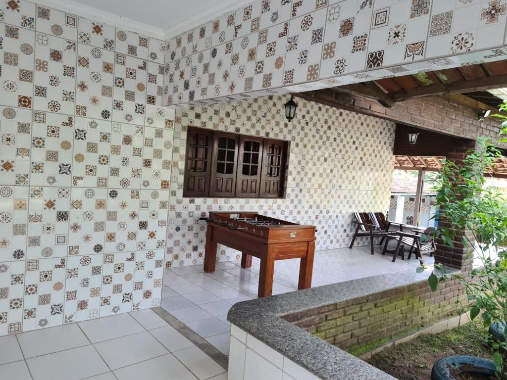 ein Zimmer mit einer Tischtennisplatte an der Wand in der Unterkunft SITIO MEU XODO in Pau dʼAlho