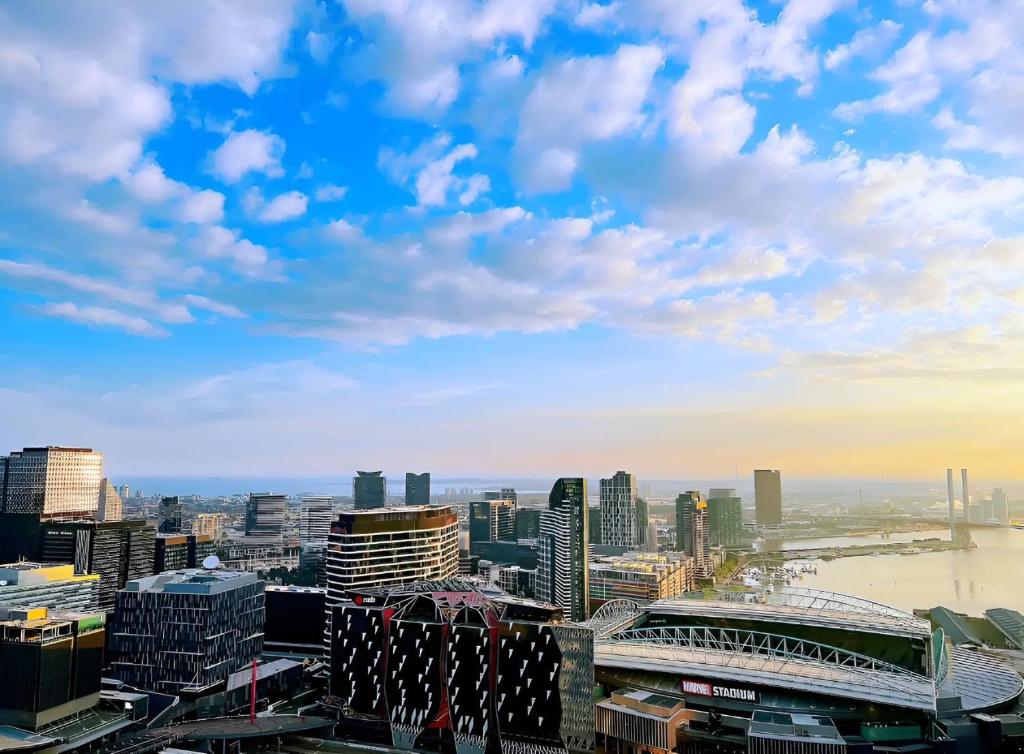 - une vue sur la ville de sydne depuis le plus haut bâtiment dans l'établissement WSP Spencer St Premium Luxury, à Melbourne