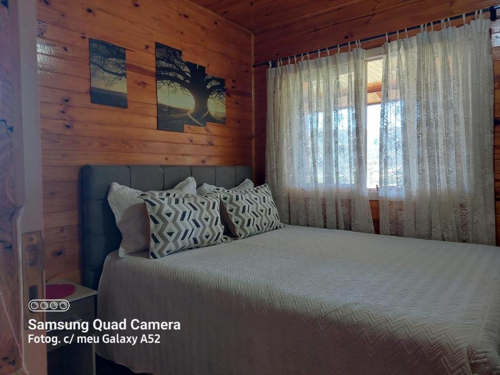 烏魯比西的住宿－Casa de Sítio Rancho crioulo，一间卧室设有一张床和一个窗口