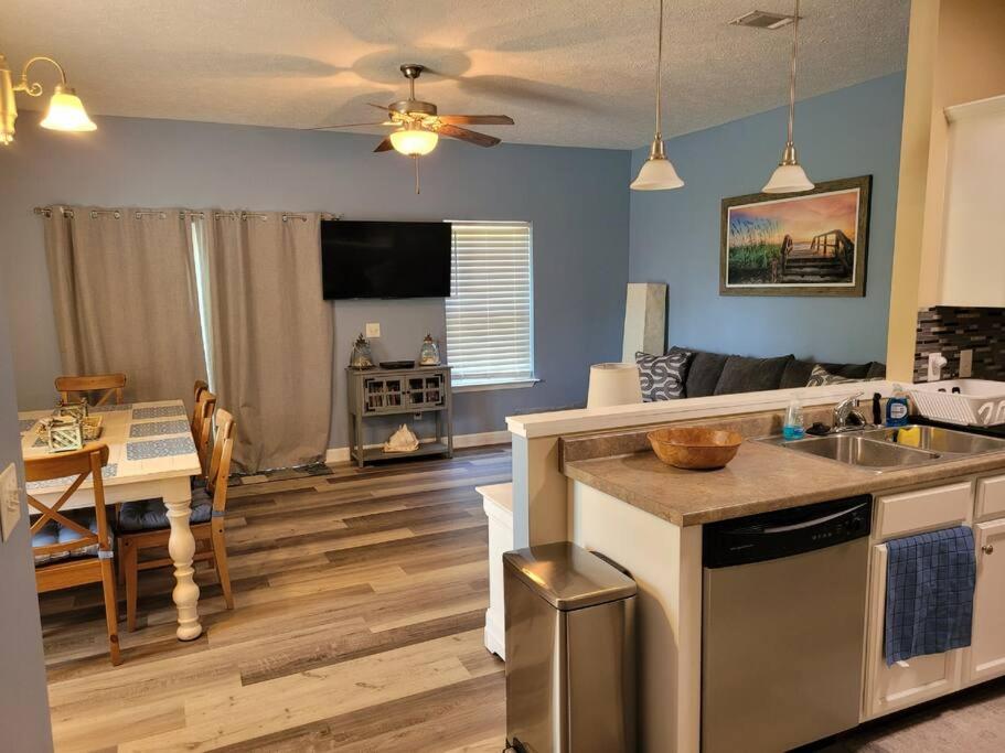 cocina y sala de estar con sofá y mesa en McDrifty's Getaway en Panama City Beach