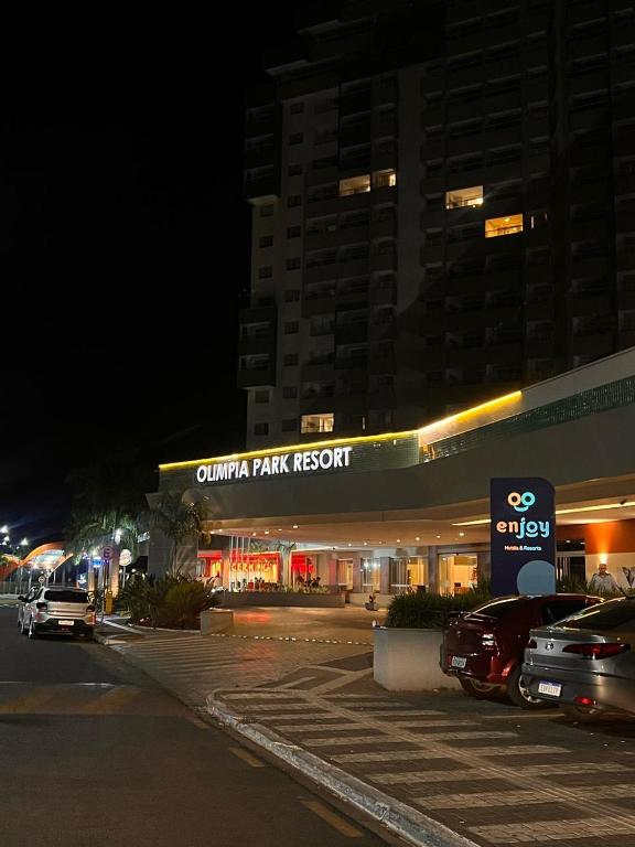 a parking lot in front of a park next to a building at Olímpia Park Resort - Apto 2 Quartos 8 Pessoas in Olímpia