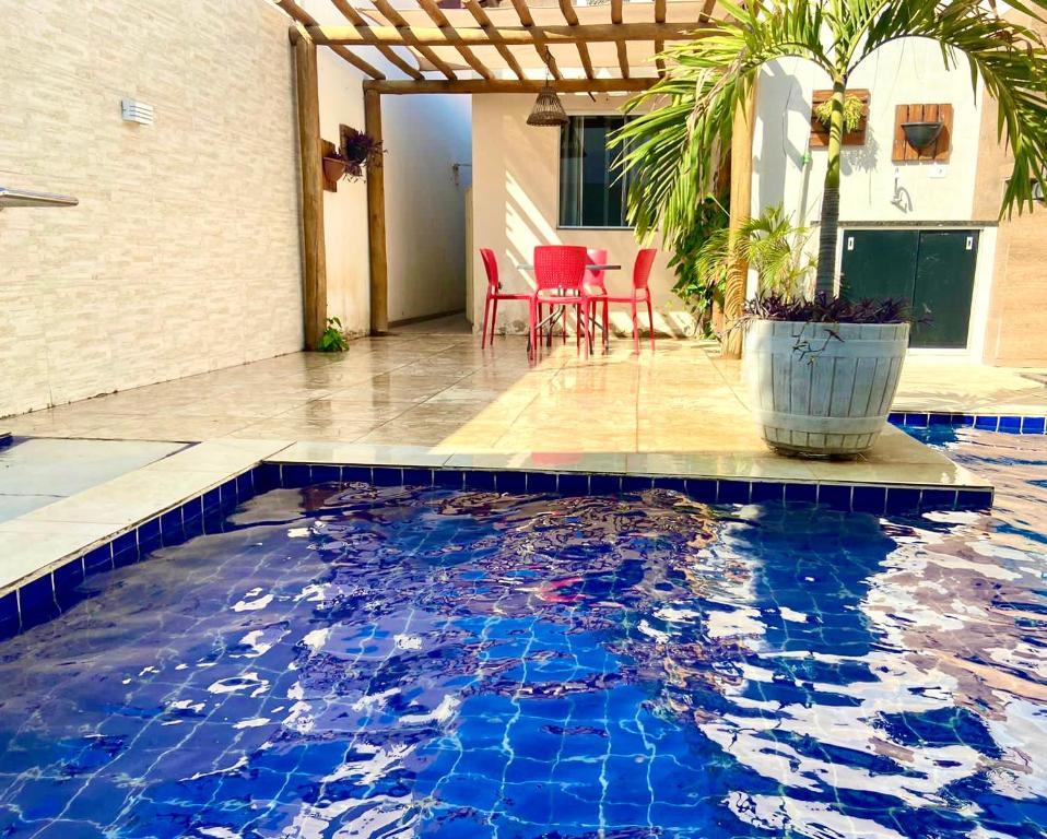 uma piscina numa casa com azulejos azuis em Linda Casa com piscina e totalmente climatizada Airbn b em Petrolina