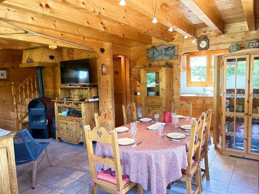 une salle à manger avec une table et des chaises dans une cabine dans l'établissement Chalet familial au pied des pistes avec terrasse et balcon - FR-1-623-51, aux Gets