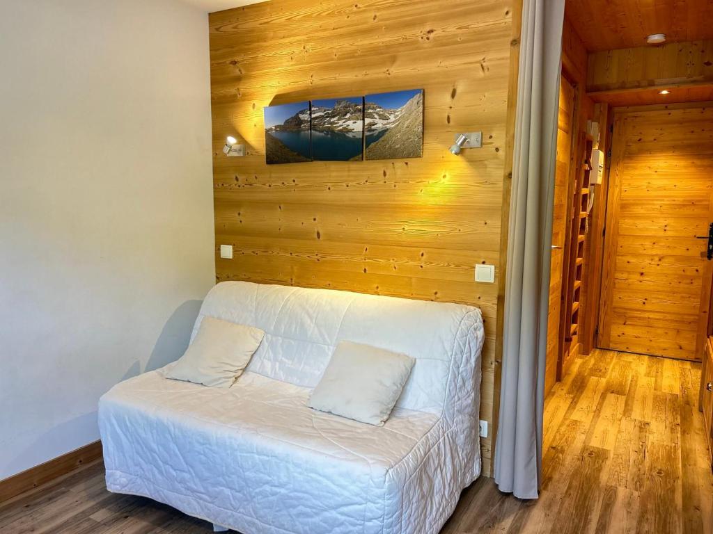 Ce lit se trouve dans un dortoir doté d'un mur en bois. dans l'établissement Studio Les Gets, 1 pièce, 4 personnes - FR-1-623-231, aux Gets