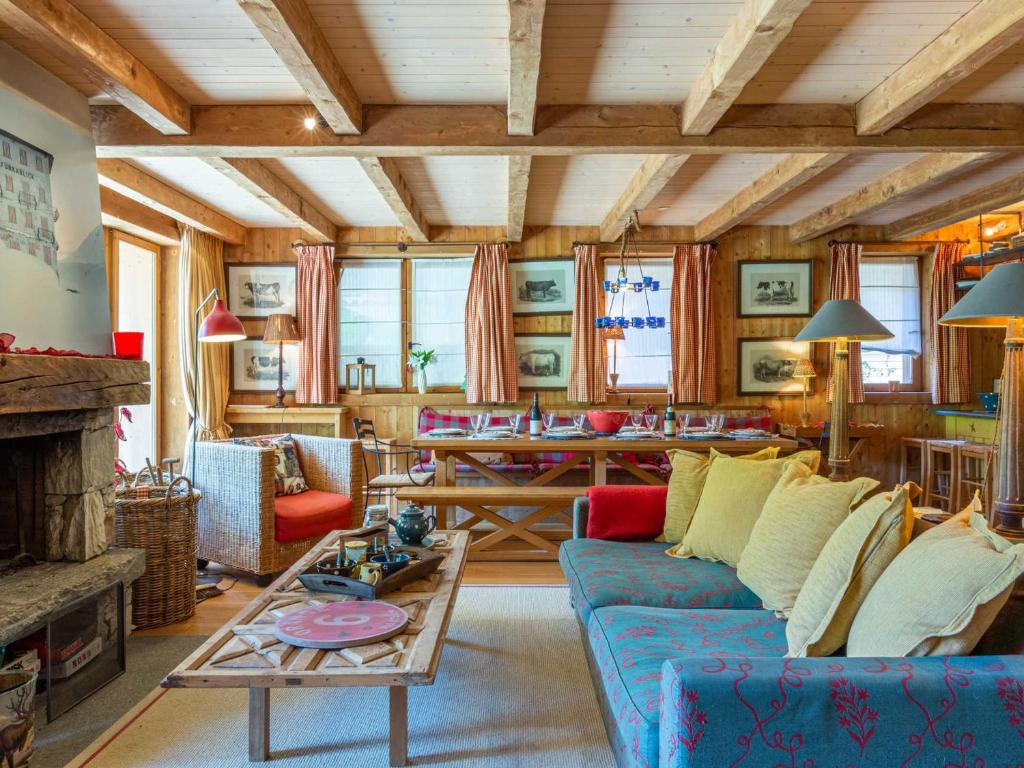 un salon avec un canapé bleu et une table dans l'établissement Duplex de standing au pied des pistes avec cheminée, terrasse et garage – Modane - FR-1-694-329, à Val dʼIsère