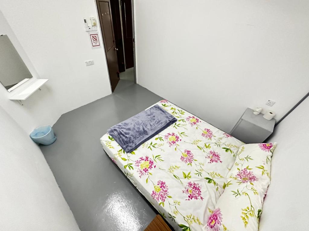 uma cama num quarto de hospital com uma almofada em Jiaxin Dormitory-Setia Indah 家馨青年旅宿 em Johor Bahru