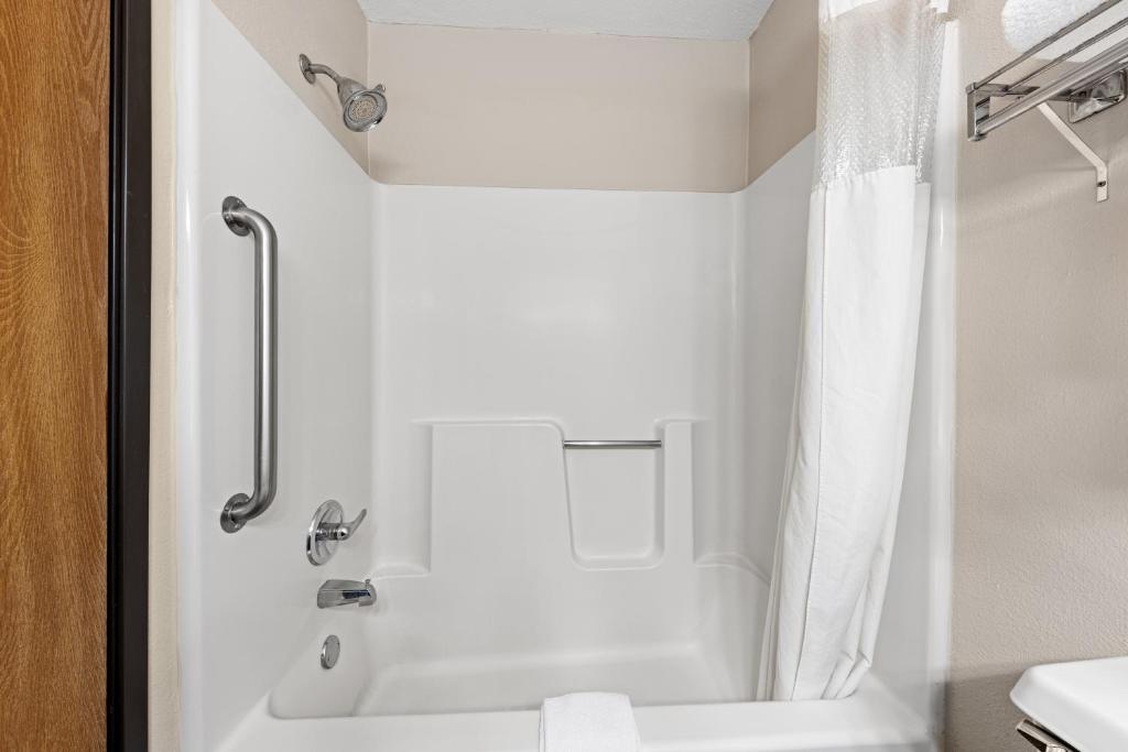 Ein Badezimmer in der Unterkunft Baymont by Wyndham Waterloo