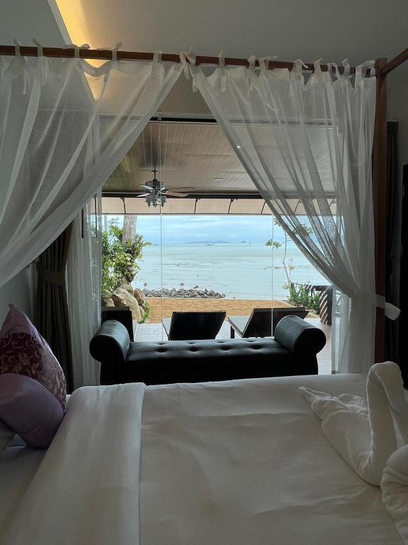 Postel nebo postele na pokoji v ubytování BeachHouse Pool Villas Krabi