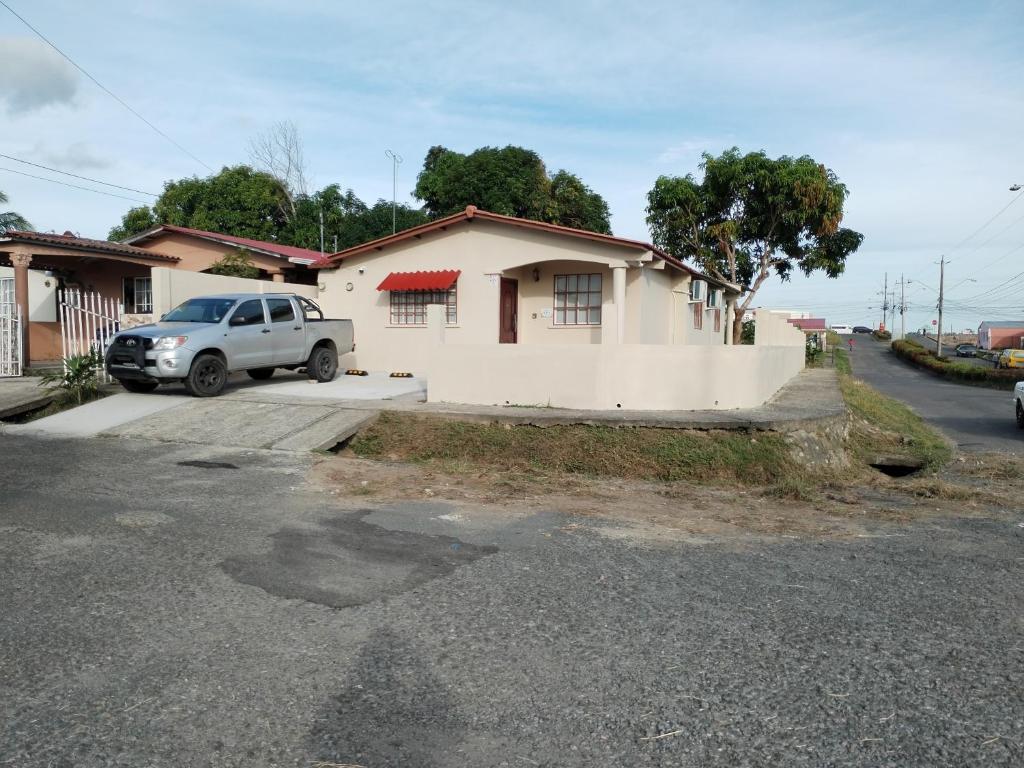 a white truck parked in front of a house at La Casa Buena Esperanza in Penonomé