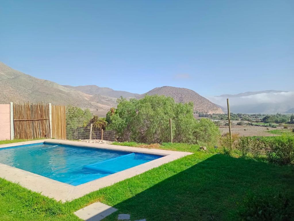 Cảnh núi rừng hoặc tầm nhìn ra núi từ nhà nghỉ dưỡng