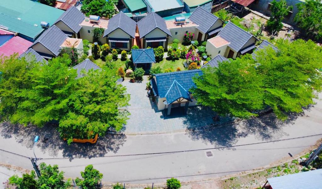 una vista aérea de una casa con árboles y casas en Aloha Bình Tiên-Thôn Bình Tiên, Công Hải, Thuận Bắc, Ninh Thuận, Việt Nam, en Phan Rang