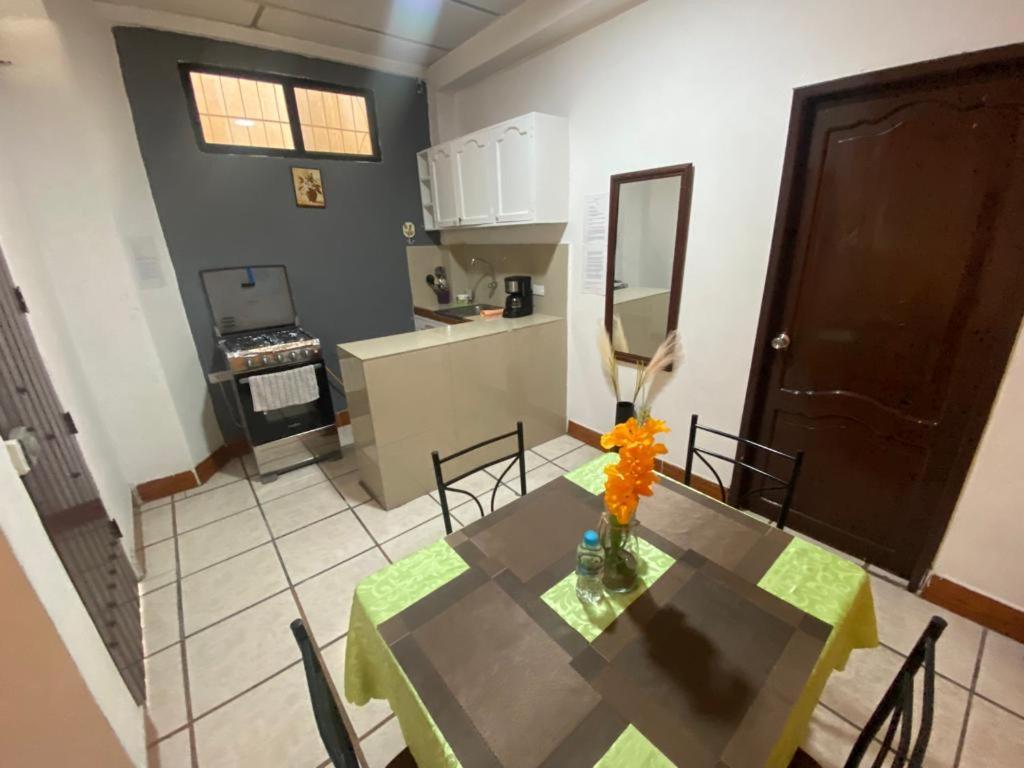 a kitchen and dining room with a table and chairs at Departamentos en la Garzota cerca del Aeropuerto Norte de Guayaquil in Guayaquil