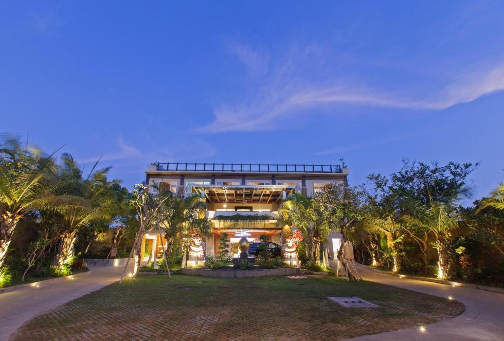 um grande edifício com luzes à frente em The Leaf Jimbaran Luxury Villas em Jimbaran