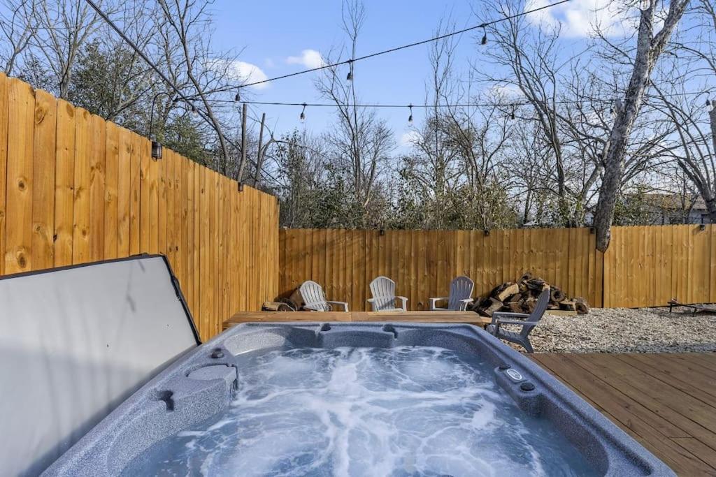 Vacation Home 5th St Getaway w Sauna Hot tub Firepit & Game Room, Waco
